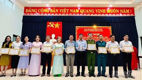 Đảng ủy phường Điện Bàn Bắc tặng giấy khen cho các chi, đảng bộ trực thuộc Đảng ủy phường đạt tiêu chuẩn "Chi bộ 4 tốt", Đảng bộ 4 tốt" năm 2025.