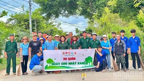 Đông đảo nhân dân ra quân hưởng ứng thực hiện “ngày chủ nhật xanh” dọn dẹp vệ sinh, giữ gìn cảnh quan trên các tuyến đường.