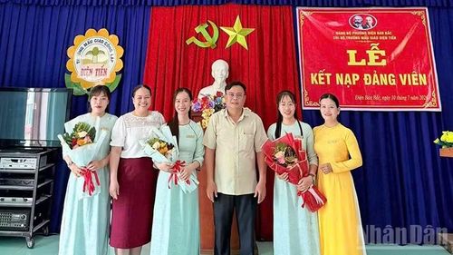 Chi bộ trường mẫu giáo Điện Tiến, phường Điện Bàn Bắc kết nạp đảng viên mới.