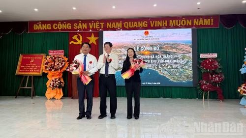 Lãnh đạo tỉnh Lâm Đồng tặng hoa chúc mừng tại lễ công bố.