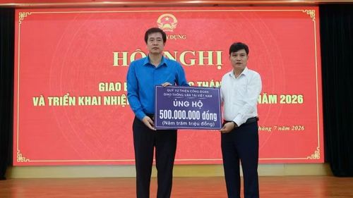 Công đoàn Xây dựng Việt Nam ủng hộ Quỹ tri ân 500 triệu đồng từ Quỹ Từ thiện Công đoàn Giao thông vận tải Việt Nam. (Ảnh: Hoài Lâm-Đình Hà)