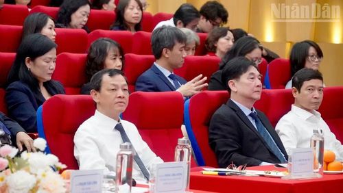 Thứ trưởng Y tế Nguyễn Tri Thức và đại biểu dự hội thảo.
