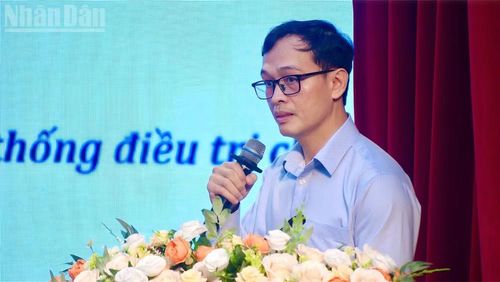 Bác sĩ chuyên khoa II Nguyễn Đình Văn, Trưởng khoa Ung bướu Huyết học, Bệnh viện Nhi đồng 2 trình bày tham luận.