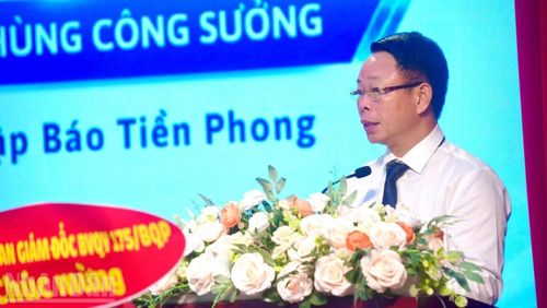 Nhà báo Phùng Công Sưởng, Tổng Biên tập Báo Tiền Phong phát biểu tại hội thảo.
