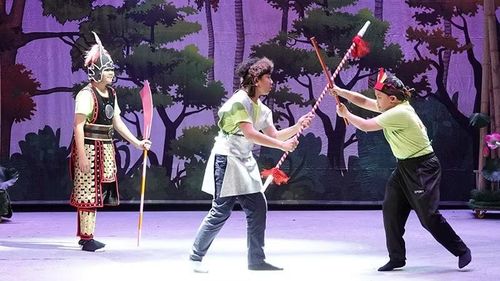 Các em tham gia tiểu phẩm "Huyền thoại Thánh Gióng". (Ảnh: LINH ĐOAN)