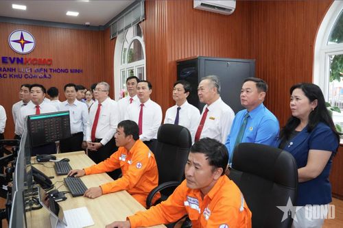 Lãnh đạo TP Hồ Chí Minh cùng các đại biểu tham quan phòng điều hành lưới điện thông minh đặc khu Côn Đảo. Ảnh: NGUYỄN DUY