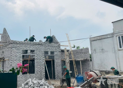 Giúp các gia đình xây dựng nhà ở. 