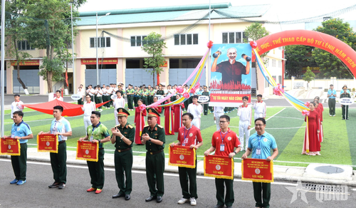 Trung tướng Nguyễn Minh Thắng và Thiếu tướng Nguyễn Tiền Giang trao cờ lưu niệm tặng các đơn vị tham gia hội thao.
