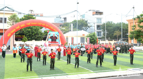 Màn múa dân vũ tại lễ khai mạc.
