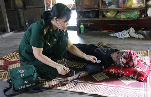 Thiếu tá QNCN (nay là Trung tá) Trần Thị Kim Thu tận tụy chăm sóc sức khỏe cho đồng bào Pa Cô - Vân Kiều.