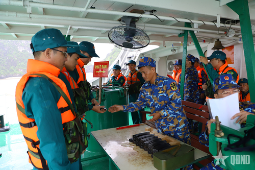 Mặc dù không gian trên tàu hạn chế nhưng các chiến sĩ dân quân tự vệ vẫn thực hiện nghiêm quy định trường bắn, nhất là quy định giao nhận đạn trước khi bắn.