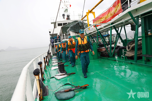 Trời mưa, mặt boong trơn trượt nên việc cơ động vào tuyến bắn được thực hiện khá cẩn trọng.