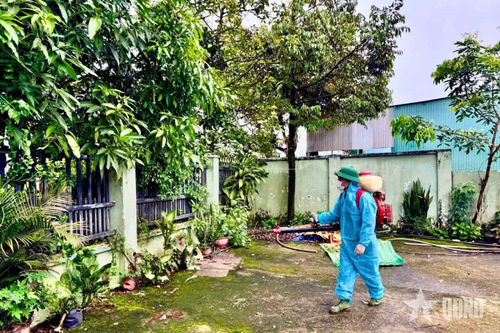 Nhân viên y tế của Đoàn Kinh tế - Quốc phòng 720 phun hóa chất phòng dịch sốt xuất huyết.