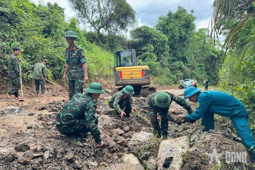 Cán bộ, chiến sĩ, tự vệ của Đoàn Kinh tế - Quốc phòng 720 tham gia tu sửa đường giao thông.