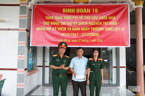 Đại tá Đoàn Mạnh Nghĩa, Bí thư Đảng ủy, Phó đoàn trưởng Đoàn Kinh tế - Quốc phòng 720 tặng quà gia đình Đại úy QNCN Nguyễn Thị Vuôn là con liệt sĩ dịp 27-7-2026.