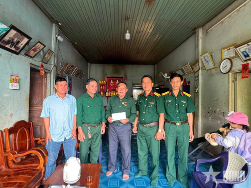 Chỉ huy Đoàn Đoàn Kinh tế - Quốc phòng 720 thăm hỏi, tặng quà thương binh tại xã Quảng Tín, tỉnh Lâm Đồng dịp 27-7-2026.