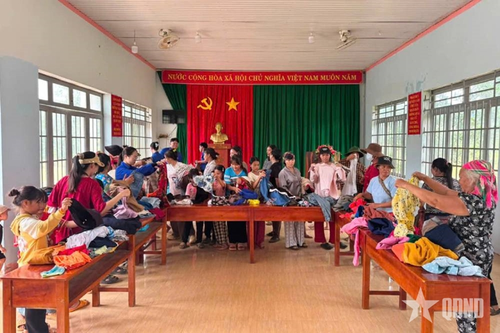 Đông đảo bà con dân tộc Mông đến nhận quà tại gian hàng 0 đồng do Đoàn Đoàn Kinh tế - Quốc phòng 720 thực hiện.