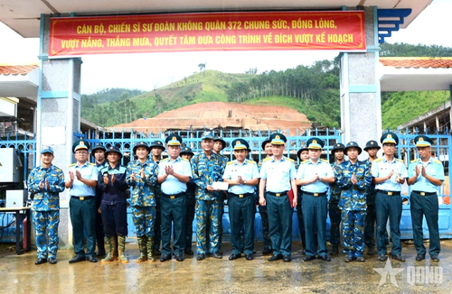 Đại tá Đinh Đức Việt, Phó chính ủy Sư đoàn 372 trao quà động viên cán bộ, chiến sĩ Trung đoàn 930 tại điểm trường xã A Vương, TP Đà Nẵng.