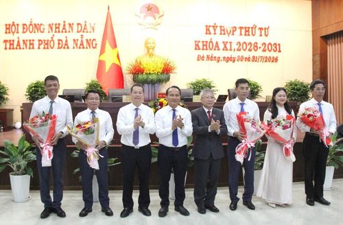 Lãnh đạo thành phố Đà Nẵng tặng hoa chúc mừng các cá nhân nhận nhiệm vụ công tác mới.