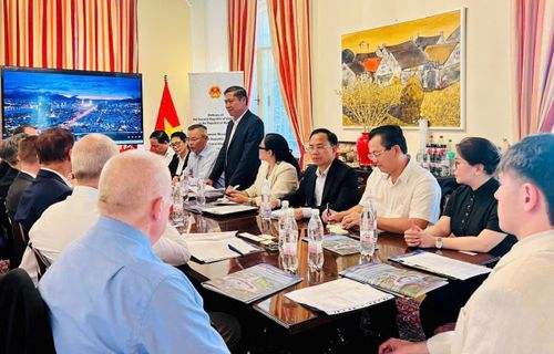 Quang cảnh buổi làm việc