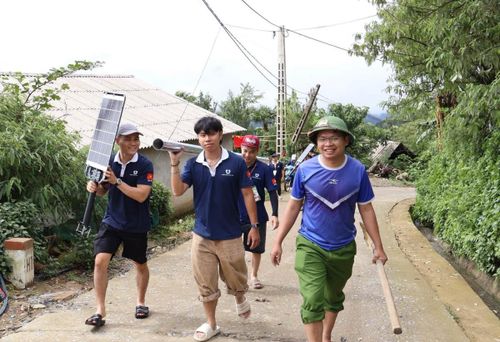 Thanh niên tình nguyện chuẩn bị lắp đặt đèn năng lượng mặt trời tại một xã vùng cao.