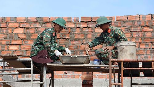  Cán bộ, chiến sỹ Trung đoàn 48 (Sư đoàn 320, Quân đoàn 34) tham gia xây dựng nhà cho hộ gia đình ông Nguyễn Văn Tân (xã Ia Ly, tỉnh Gia Lai). Ảnh: HỮU PHÚC 