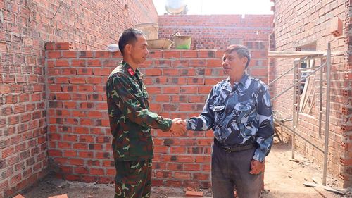  Ông Nguyễn Văn Tân (xã Ia Ly, tỉnh Gia Lai) bắt tay cảm ơn các chiến sỹ Trung đoàn 48 đã đồng hành, tham gia hỗ trợ xây dựng căn nhà. Ảnh: HỮU PHÚC 