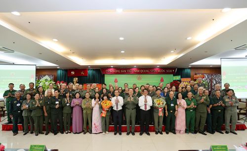 Đồng chí Vũ Trọng Kim, đồng chí Bùi Thanh Nhân cùng đồng chí Huỳnh Thanh Nhân tặng hoa chúc mừng Ban Chấp hành, Ban Kiểm tra Hội cựu TNXP TPHCM nhiệm kỳ 2026-2031