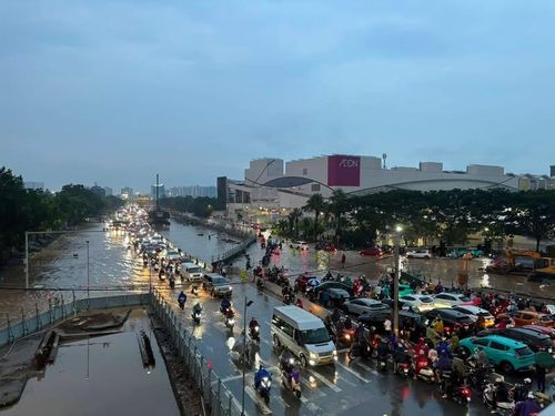  Giao thông ở khu vực Long Biên (Hà Nội) bị ảnh hưởng do nước ngập sau mưa vào giờ tan tầm, chiều 31-7. Ảnh: PHAN NGUYÊN 