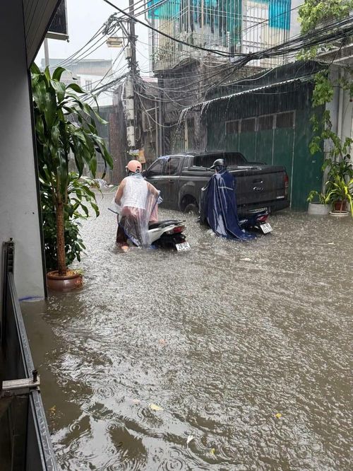  Mưa lớn gây ngập ở khu vực Vĩnh Hưng (Hà Nội), chiều 31-7. Ảnh: TRANG ANH 