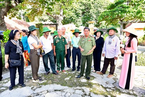 Đoàn đại biểu Hội Chiến sĩ cách mạng bị địch bắt tù đày TPHCM tham quan Khu di tích lịch sử quốc gia đặc biệt Nhà tù Côn Đảo. Ảnh: VĂN MINH