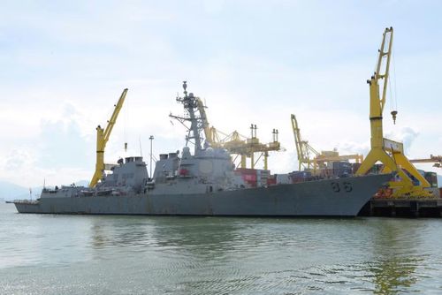 Tàu khu trục USS Shoup (DDG 86) tại cảng Tiên Sa.