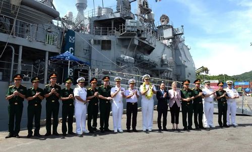 Các đại biểu chụp ảnh chung.