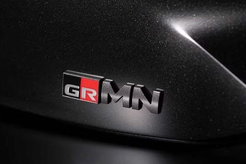 Nếu chỉ nhìn vào thông số, bài toán dường như không hợp lý. Tuy nhiên, Toyota không cố thuyết phục khách hàng rằng GRMN Corolla là món hời về hiệu năng vận hành. Thay vào đó, hãng đang làm điều thú vị hơn, đó là bán sự độc quyền theo cách mà Ferrari, Porsche, Lamborghini hay McLaren đã làm trong nhiều thập kỷ.