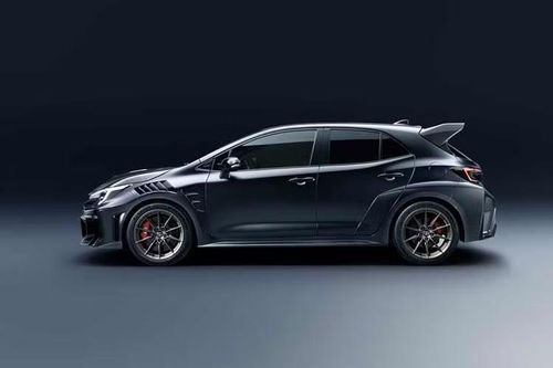 Với Toyota GRMN Corolla mới, nhiều người có thể tự hỏi mẫu xe này thực sự dành cho ai. Mẫu xe này vừa được công bố giá bán chính thức, khởi điểm từ 64.360 USD (khoảng hơn 1,69 tỷ đồng), chưa bao gồm phí vận chuyển, thuế hay khoản chênh lệch đại lý.