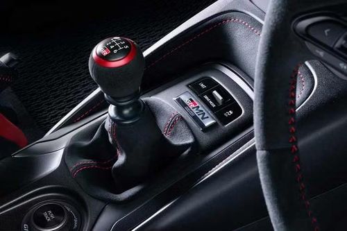 Toyota đồng thời cũng bổ sung các tấm thân vỏ bằng sợi carbon, mâm rèn, lốp Michelin Pilot Sport Cup 2 và hệ thống giảm xóc monotube chuyên dụng cho mẫu xe hiệu năng cao GRMN Corolla.