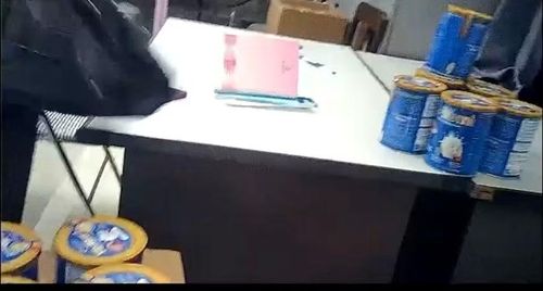 Hình ảnh thực phẩm dinh dưỡng bày bán trong phòng giao ban của khoa thuộc Bệnh viện Nội tiết Thanh Hóa.