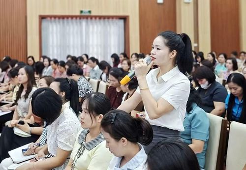 Hiệu trưởng các trường mầm non trao đổi, thảo luận tại hội nghị tập huấn.