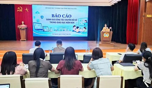 Bà Nguyễn Thị Quốc Hòa, Trưởng Phòng GD Mầm non - GD Tiểu học triển khai nội dung tập huấn.