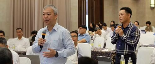 TS Nguyễn Quốc Chính, Phó Hiệu trưởng Trường Đại học Quốc tế, Đại học quốc gia TP Hồ Chí Minh (ảnh trái) và ThS Nguyễn Khánh Cường, Hiệu trưởng Trường Cao đẳng Công nghệ quốc tế Lilama 2 (ảnh phải).