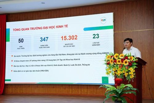 TS Nguyễn Sơn Tùng trình bày các chiến lược xây dựng hệ sinh thái đào tạo chất lượng cao tại Trường Đại học Kinh tế - Đại học Đà Nẵng.