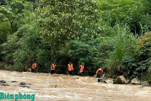 Cán bộ, chiến sĩ Đồn Biên phòng Mường Cai phối hợp với các lực lượng tìm kiếm nạn nhân. Ảnh: Quàng Hùng