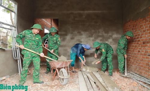Cán bộ, chiến sĩ Bộ đội Biên phòng tỉnh Đắk Lắk khẩn trương hoàn thiện các công trình nhà ở cho người dân khu vực biên giới. Ảnh: Nguyễn Ngọc Lân