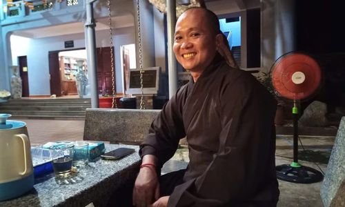 Thầy Thích Nhuận Đạt tại chùa Trường Sa Lớn