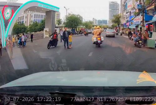 Xe ô tô chở nạn nhân được hỗ trợ đến Bệnh viện Đa khoa trung tâm tỉnh Gia Lai để cấp cứu.