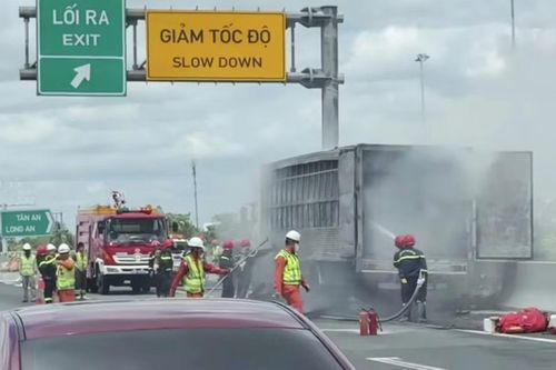Lực lượng Cảnh sát PCCC và CNCH Công an tỉnh Tây Ninh nhanh chóng có mặt, triển khai dập lửa. Ảnh: CTV