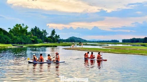 Vào những ngày nắng đẹp, nhiều nhóm bạn trẻ mang theo ván SUP xuống đầm trải nghiệm. Mặt nước êm, ít sóng và không gian rộng giúp nơi đây trở thành địa điểm lý tưởng cho bộ môn thể thao đang được yêu thích này.