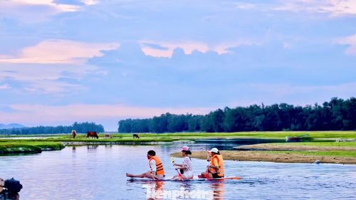 Anh Nguyễn Văn Hà (phường Kon Tum, tỉnh Quảng Ngãi) cho biết đây là lần đầu tiên anh cùng gia đình đến đầm An Khê sau khi được bạn bè giới thiệu. "Tôi khá bất ngờ vì ngay sát biển lại có một đầm nước ngọt rộng và đẹp như thế này. Mặt nước trong, không gian rất thoáng, chèo SUP giữa khung cảnh yên bình mang lại cảm giác thư giãn. Đây là điểm đến rất phù hợp để gia đình nghỉ ngơi vào cuối tuần", anh Hà chia sẻ.