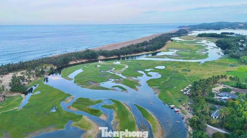  Từ trên cao, đầm An Khê hiện lên như một dải lụa xanh uốn mình giữa cồn cát ven biển. Mặt nước phẳng lặng, bao quanh là những bãi cỏ và rặng cây tạo nên khung cảnh thanh bình hiếm có. 
