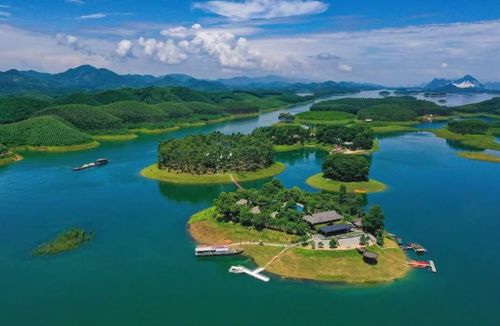 Cảnh quan tuyệt đẹp của Hồ Thác Bà (Lào Cai) nếu được sử dụng đất kết hợp đa mục đích sẽ tạo động lực lớn.